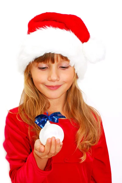Menina jovem em pano de santa com bola de Natal na mão — Fotografia de Stock