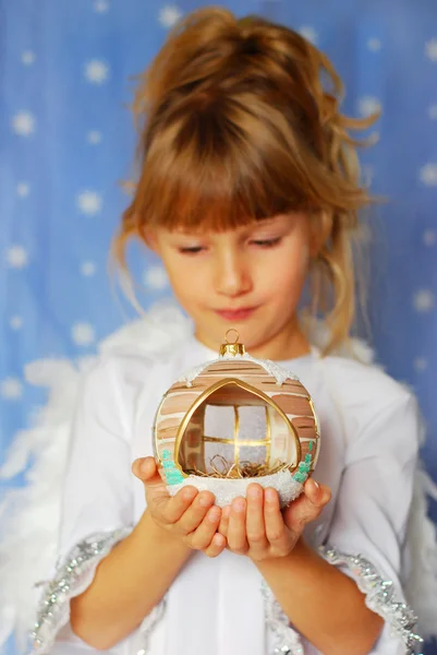 Angel menina segurando bola de Natal na mão — Fotografia de Stock