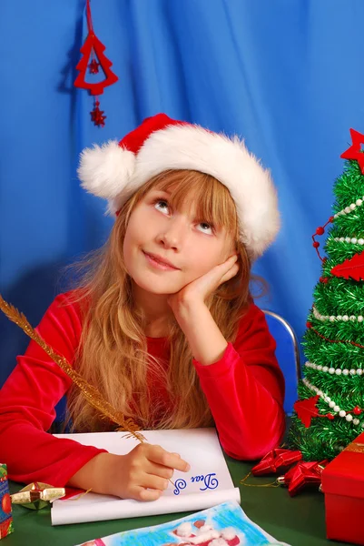Noel Baba'ya bir mektup yazma kız — Stok fotoğraf