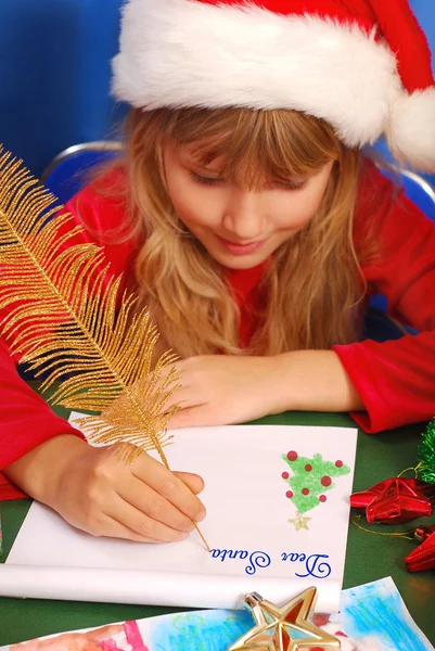 Mädchen schreibt einen Brief an Weihnachtsmann — Stockfoto