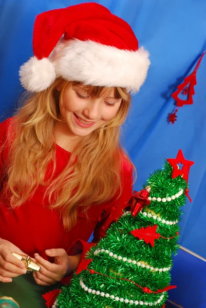 Young girl decorating christmas tree — Stock Photo, Image