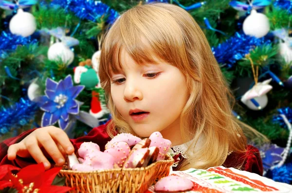 Kleines Mädchen in der Weihnachtszeit — Stockfoto