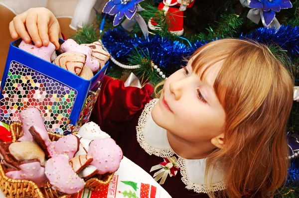 Kleines Mädchen in der Weihnachtszeit — Stockfoto