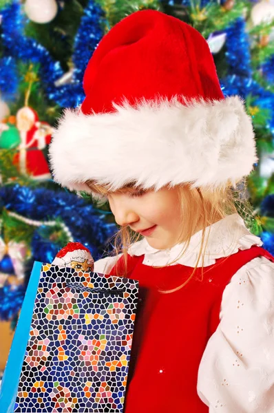 Девочка в рождественское время — стоковое фото