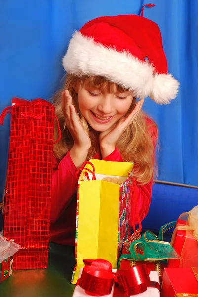소녀와 크리스마스 선물 — 스톡 사진
