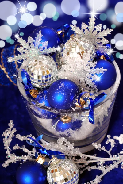 Decoración navideña en colores azul profundo — Foto de Stock