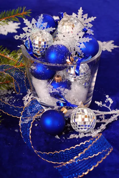 Kerstdecoratie in diepe blauwe kleuren — Stockfoto