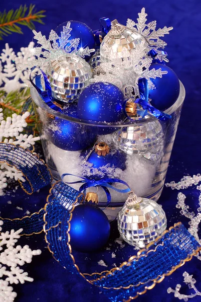 Weihnachtsdekoration in tiefblauen Farben — Stockfoto
