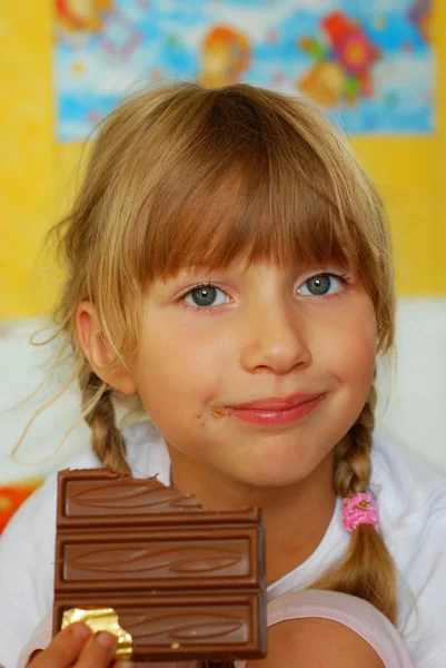 초콜릿을 먹는 어린 소녀 — 스톡 사진