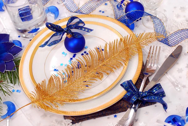 Configuração de mesa de Natal em cores brancas e azuis — Fotografia de Stock