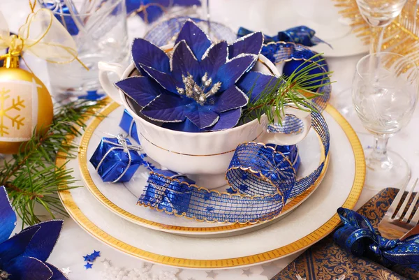 Apparecchiatura tavola di Natale nei colori bianco e blu — Foto Stock