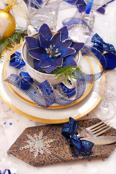 白と青の色でのクリスマスのテーブルの設定 — ストック写真