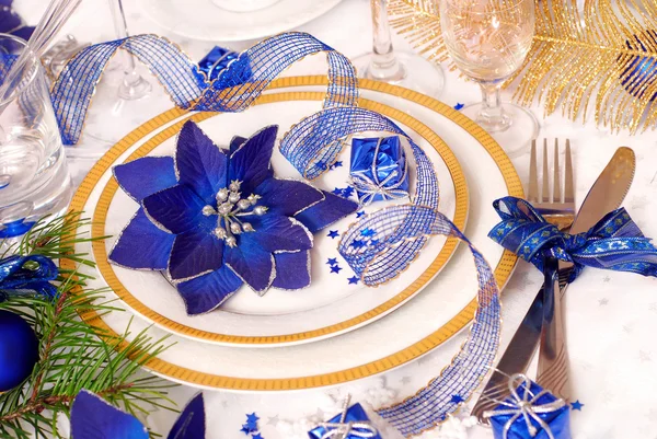 흰색과 파란색 색상에서 크리스마스 테이블 설정 — 스톡 사진