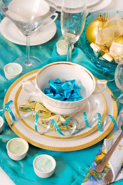 Christmas table decoration in turquoise colors — Stock Photo, Image