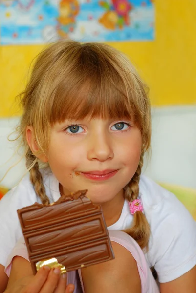 Petite fille manger du chocolat — Photo
