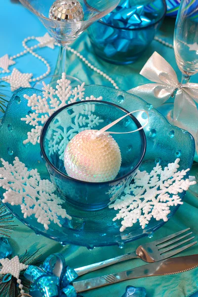 Christmas table decoration in turquoise colors — Stock Photo, Image