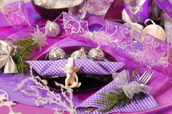 Decoração de mesa de Natal na cor roxa — Fotografia de Stock