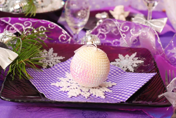 Dekoracja stołu Bożego Narodzenia w kolor fioletowy — Zdjęcie stockowe