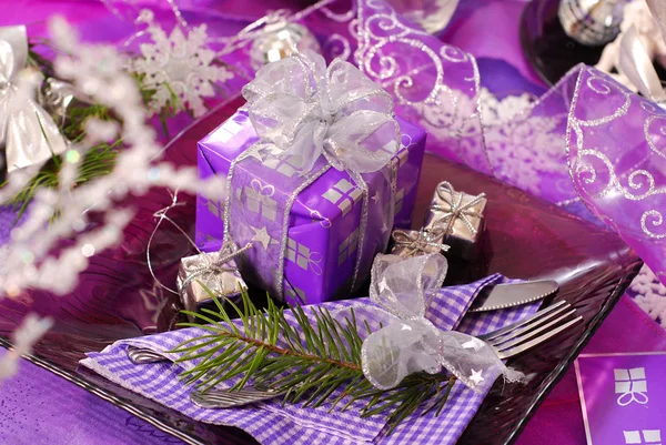 Christmas table decoration in purple color — Stock Photo, Image