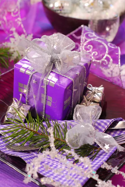 Weihnachtliche Tischdekoration in lila Farbe — Stockfoto