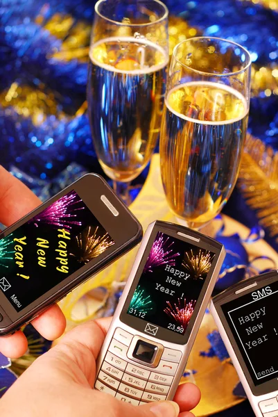 Enviando sms para o Ano Novo — Fotografia de Stock