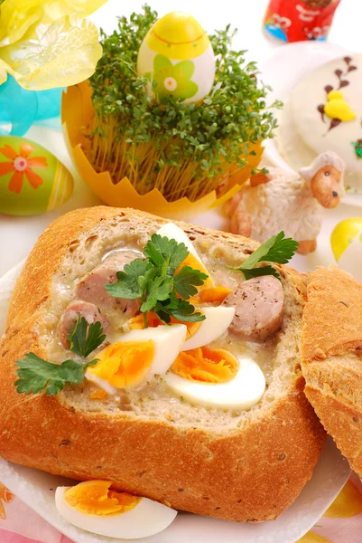 Λευκή Σούπα Αυγά Και Λουκάνικο Στο Μπολ Ψωμί Για Πάσχα — Φωτογραφία Αρχείου