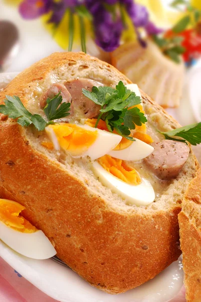 卵とソーセージのイースターのパンのボウルに白ボルシチ — ストック写真
