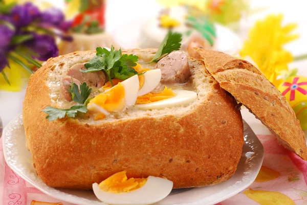 Λευκή Σούπα Αυγά Και Λουκάνικο Στο Μπολ Ψωμί Για Πάσχα — Φωτογραφία Αρχείου