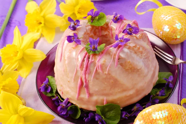 Ring cake with icing for easter — Stock Photo, Image