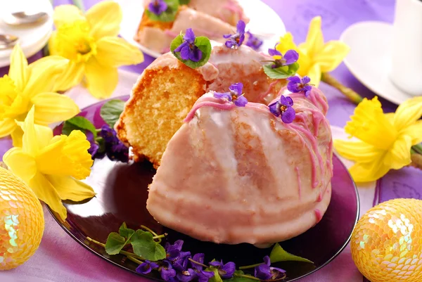 Ringkuchen mit Zuckerguss zu Ostern — Stockfoto