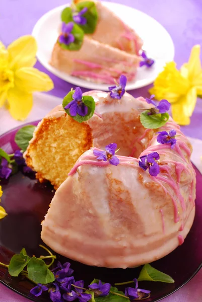 传统的复活节香草环的节日餐桌上糖霜的蛋糕 — 图库照片