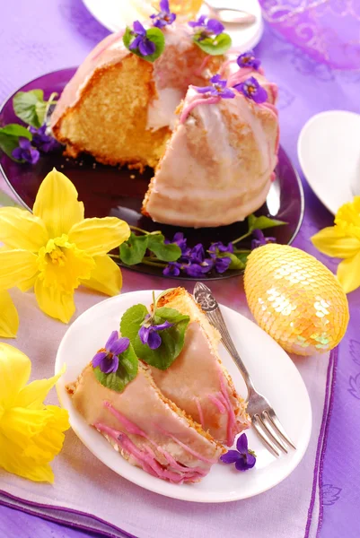Traditionele Vanille Ring Cake Met Slagroom Viooltjes Decoratie Voor Pasen — Stockfoto