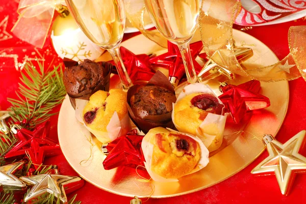 Шоколадні Вишневі Кекси Келихами Шампанського Золотій Тарілці Вечірки — стокове фото