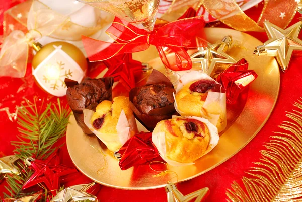 Шоколадные Вишневые Кексы Бокалами Шампанского Золотой Тарелке Вечеринки — стоковое фото