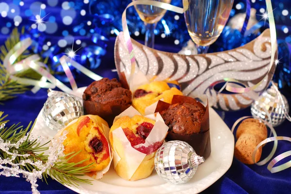 Muffins Chocolate Cereja Com Taças Champanhe Placa Branca Para Festa — Fotografia de Stock