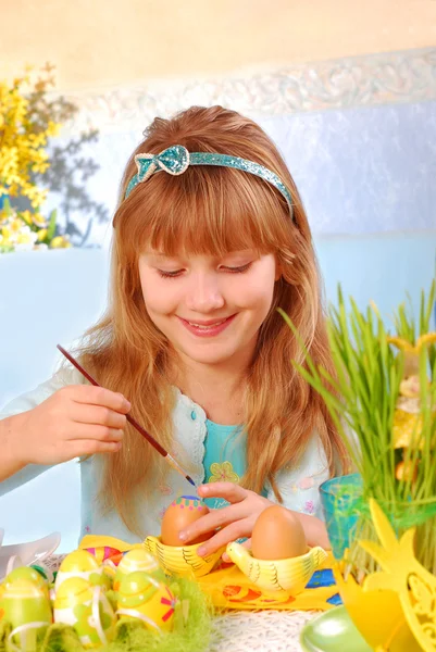 Jovencita Pintando Huevos Pascua Junto Mesa — Foto de Stock