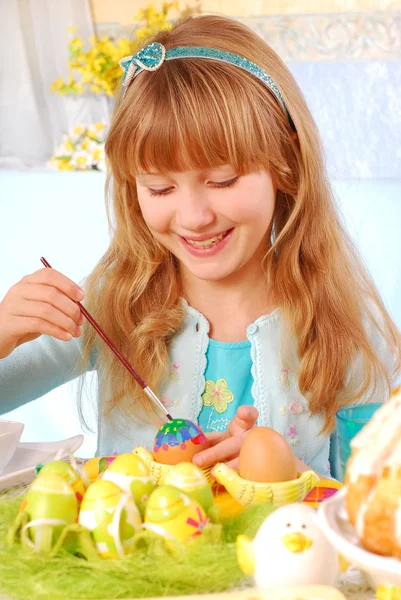 Young girl painting easter eggs — Stock Photo, Image