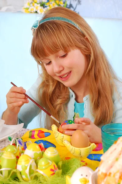 年轻的女孩画的复活节彩蛋 — 图库照片