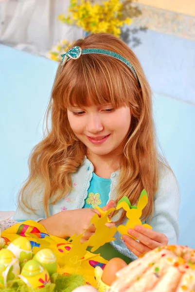 Mladá Dívka Takže Velikonoční Dekorace Papíru Podle Tabulky — Stock fotografie