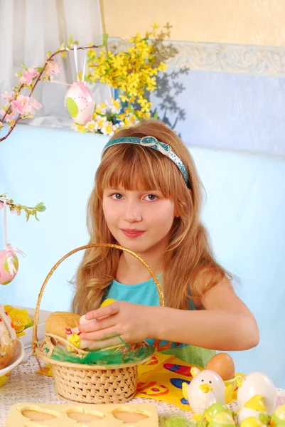 Молода Дівчина Великодні Часи Тримає Яйця Столом — стокове фото
