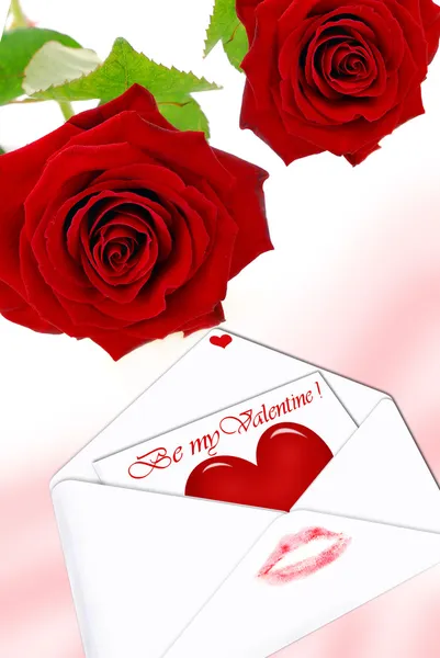 Twee rode rozen en liefdesbrief — Stockfoto