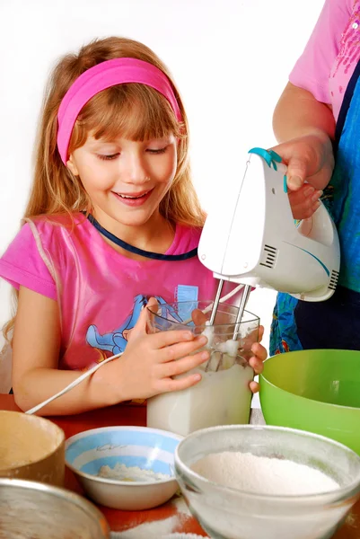 Młoda dziewczyna, pomagając w pieczeniu ciasta — Zdjęcie stockowe
