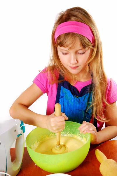 若い女の子がケーキを焼くためにミイラを助ける — ストック写真