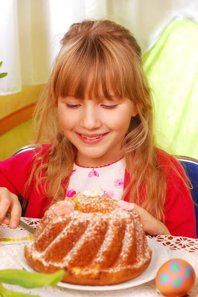Young Girl Cutting Easter Ring Cake — Stock Photo, Image