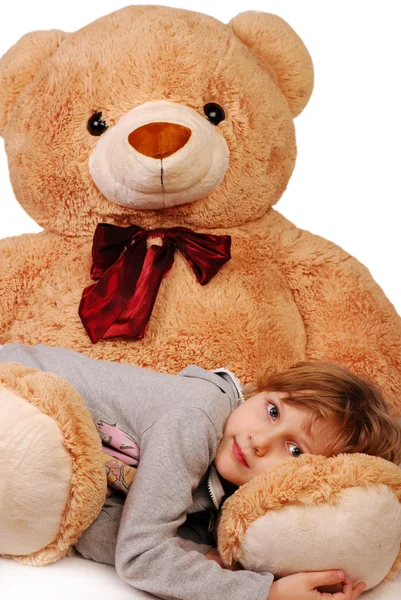小女孩拥抱一个大的玩具熊 — 图库照片
