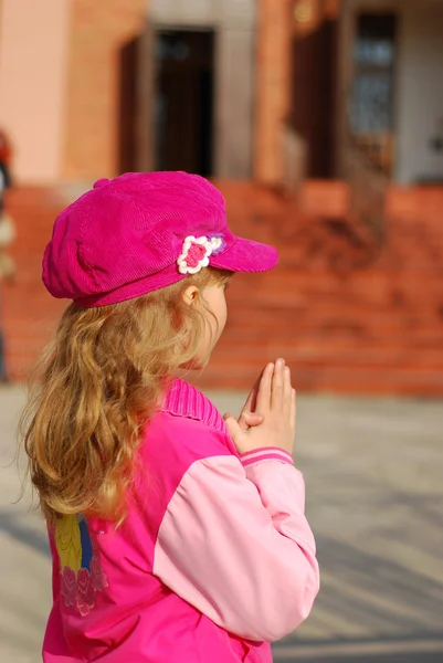 Κοριτσάκι Που Προσεύχεται Χέρια Μαζί Μπροστά Από Την Εκκλησία — Φωτογραφία Αρχείου