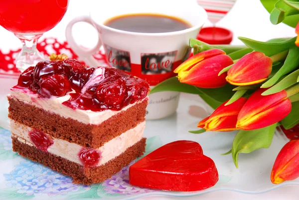 Körsbär Kaka Kaffe Och Tulpaner För Valentine Party — Stockfoto