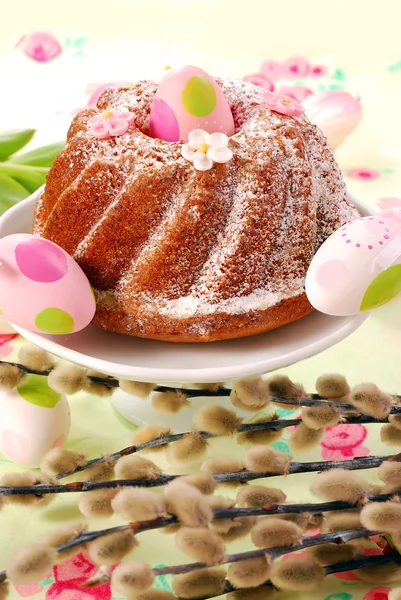 부활절 테이블에 케이크 반지 — 스톡 사진