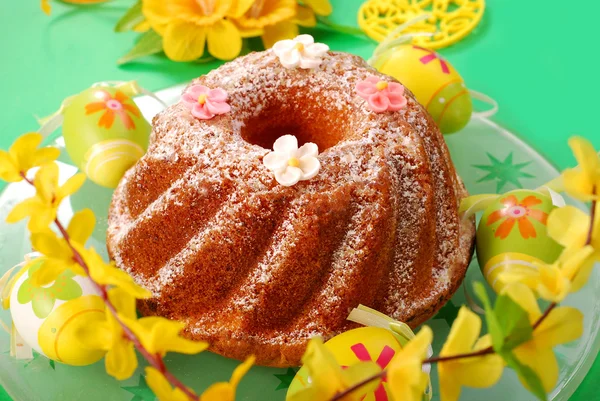 传统环蛋糕糖复活节表上 — 图库照片