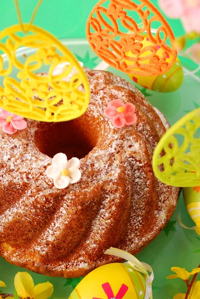 传统环蛋糕糖复活节表上 — 图库照片